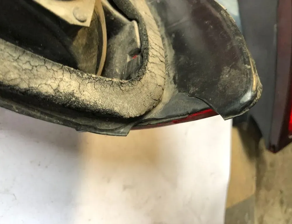 BMW 5 Series E28 (1981-1988) Ľavé zadné koncové svetlo 34169057