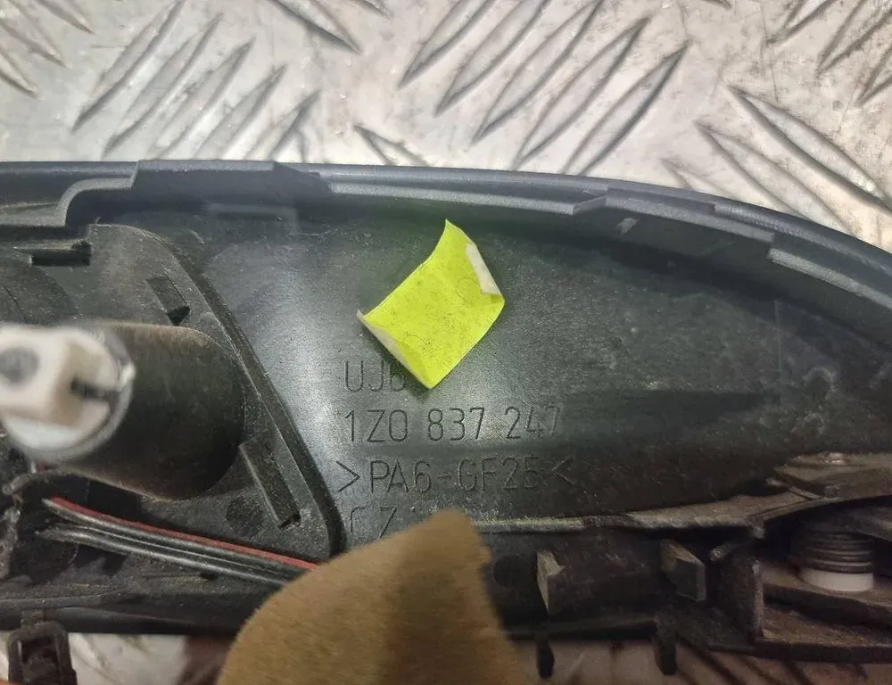 SKODA Octavia 2 generation (2004-2013) Левая задняя внутренняя ручка открытия 1Z0837247 33197808