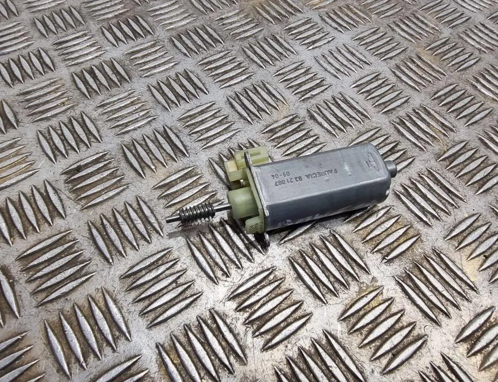 BMW 5 Series E60/E61 (2003-2010) Motor ovládania pravého predného sedadla 0390203234 33382917