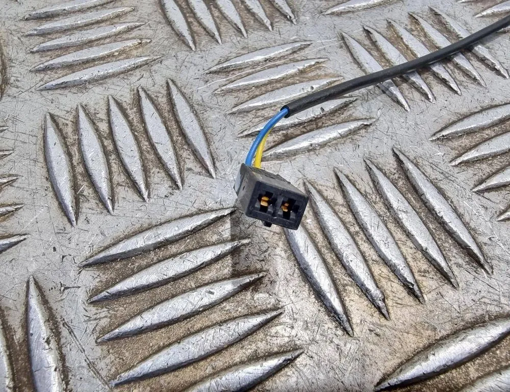 VOLKSWAGEN Golf 5 generation (2003-2009) Pravá predná spona na sedadle 1k4857756c 33503401