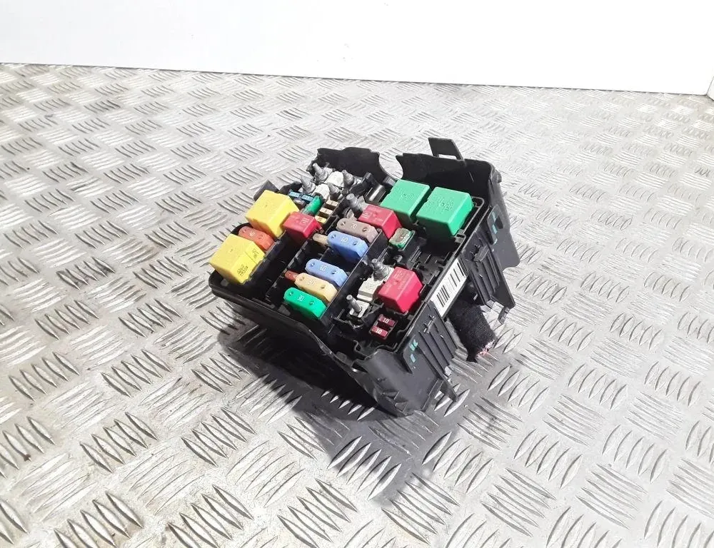 OPEL Crossland X 1 generation (2017-2023) Блок предохранителей 9804848580 33529369