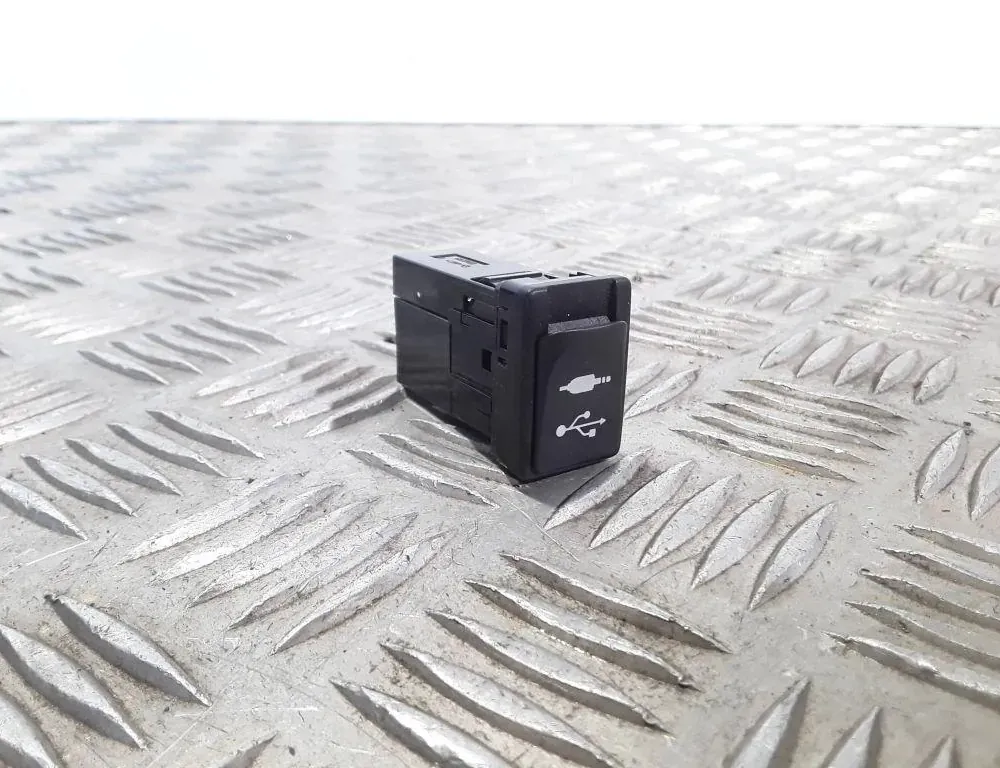 TOYOTA Auris 2 generation (2012-2015) USB 861900D030 33555893