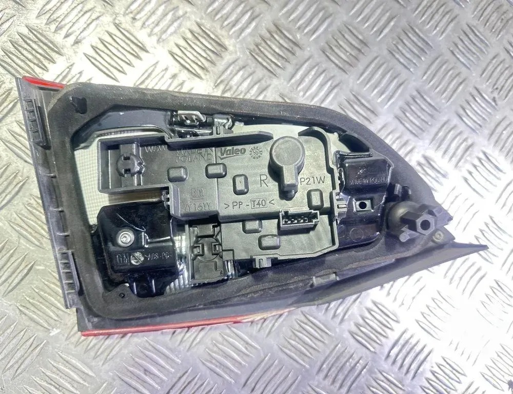 OPEL Astra K (2015-2021) Pravé zadné svetlo na kufri 39077379 33557182