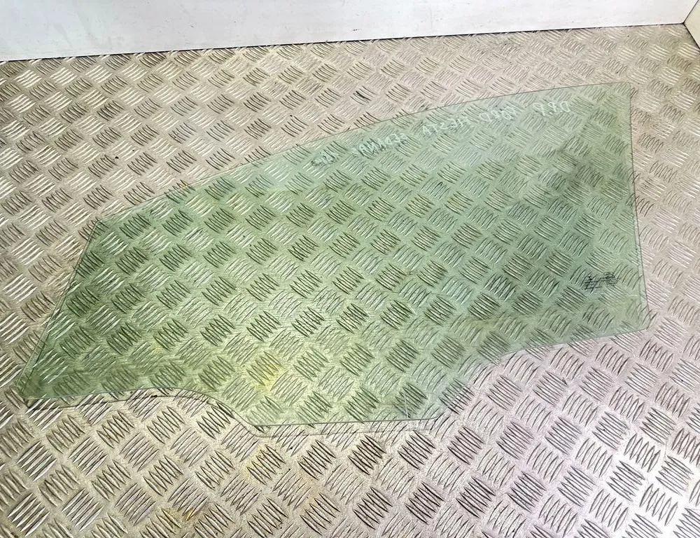 FORD Fiesta 7 generation (2017-2024) Pravé predné dvere sklo DOT615M40VAS2 33567377