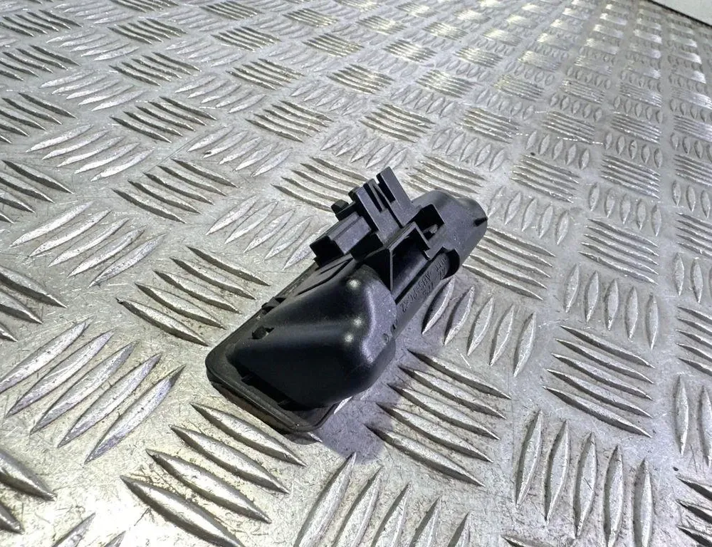 BMW 5 Series E60/E61 (2003-2010) Rukoväť na zadnej klapke 7118158 33581436