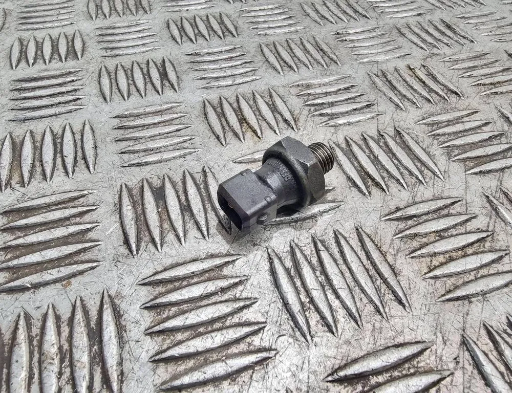 BMW 3 Series E46 (1997-2006) Датчик давления масла 17105092 33581891