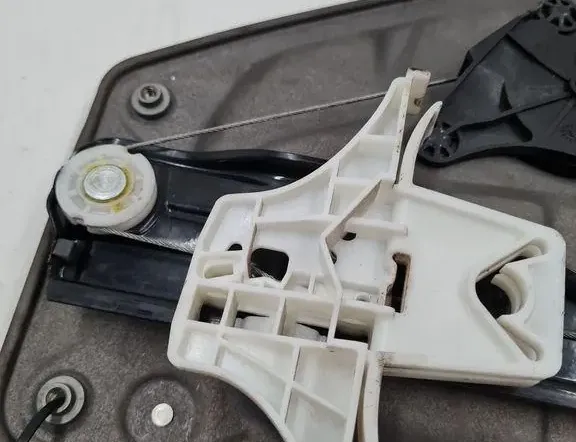 SKODA Superb 1 generation (2001-2008) Zdvíhač pravého zadného dverového okna 33390246