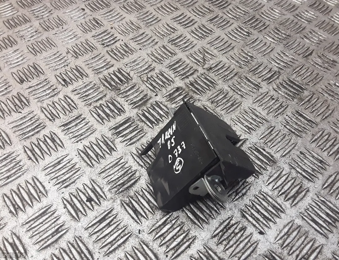 VOLKSWAGEN Touran 1 generation (2003-2015) Замок крышки багажника 33918354