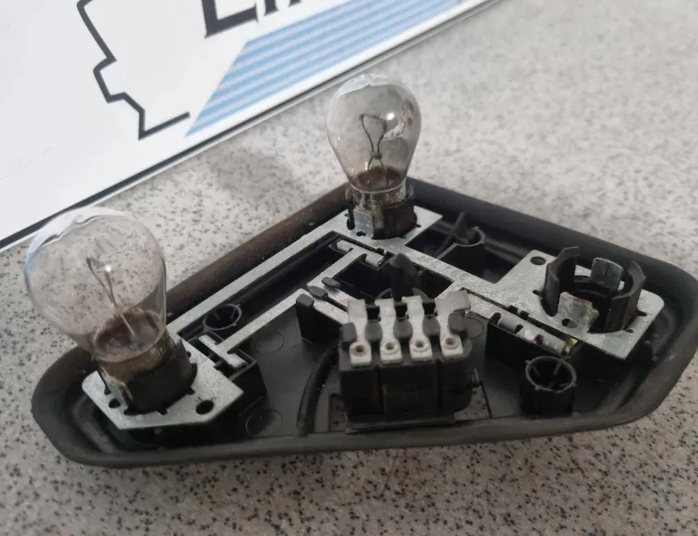 BMW 5 Series E39 (1995-2004) Rear light contacts 8371325 33757964