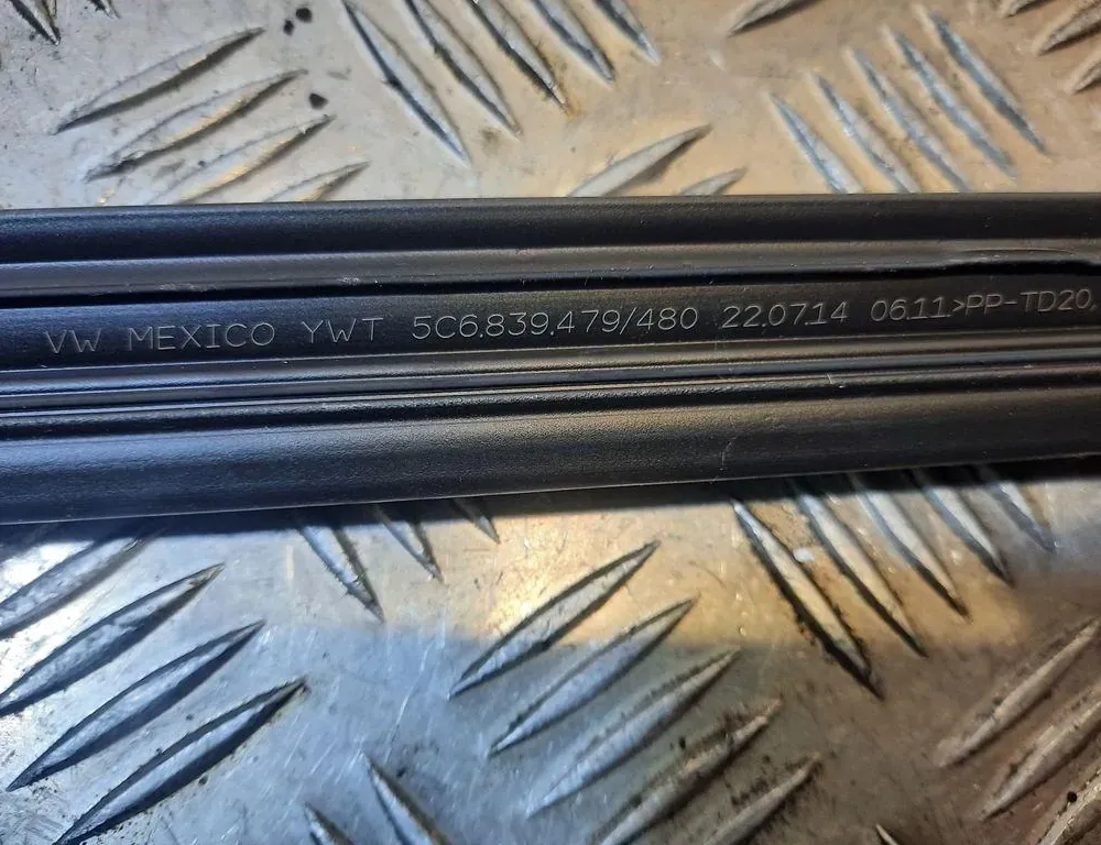 VOLKSWAGEN Jetta 3 generation (1992-1998) Стеклоуплотнитель задней левой двери 5C6839479 33416088