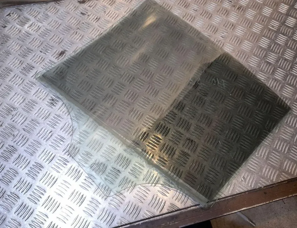 BMW 5 Series F10/F11 (2009-2017) Pravé zadné dvere okenné sklo 33417001