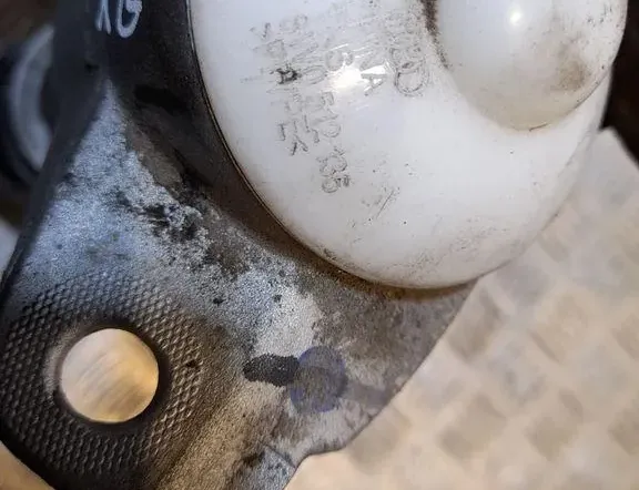 AUDI A4 B8/8K (2011-2016) Front Right Shock Absorber Bracket 33419655