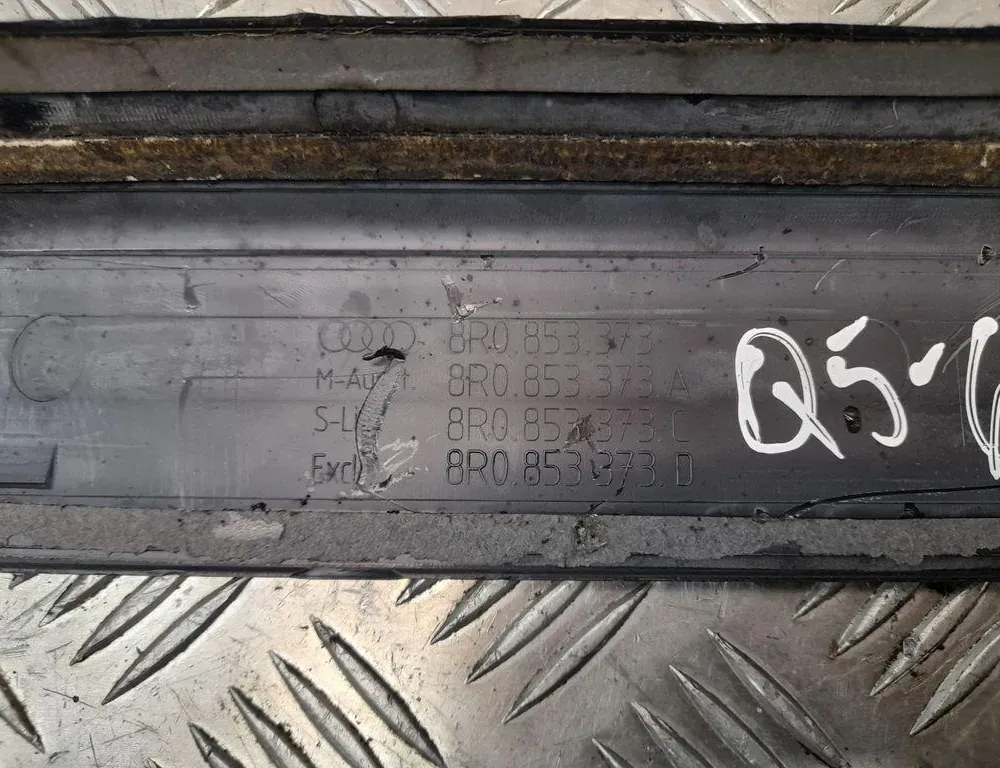 AUDI Q5 8R (2008-2017) Ľavý plastový kryt bočného prahu 8R0853373 33420987