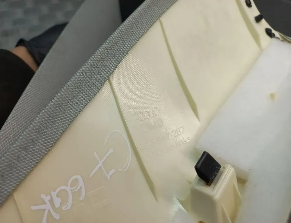 AUDI A6 C6/4F (2004-2011) Ľavý zadný stĺpik ozdobného lemu 4G5867287 33421547