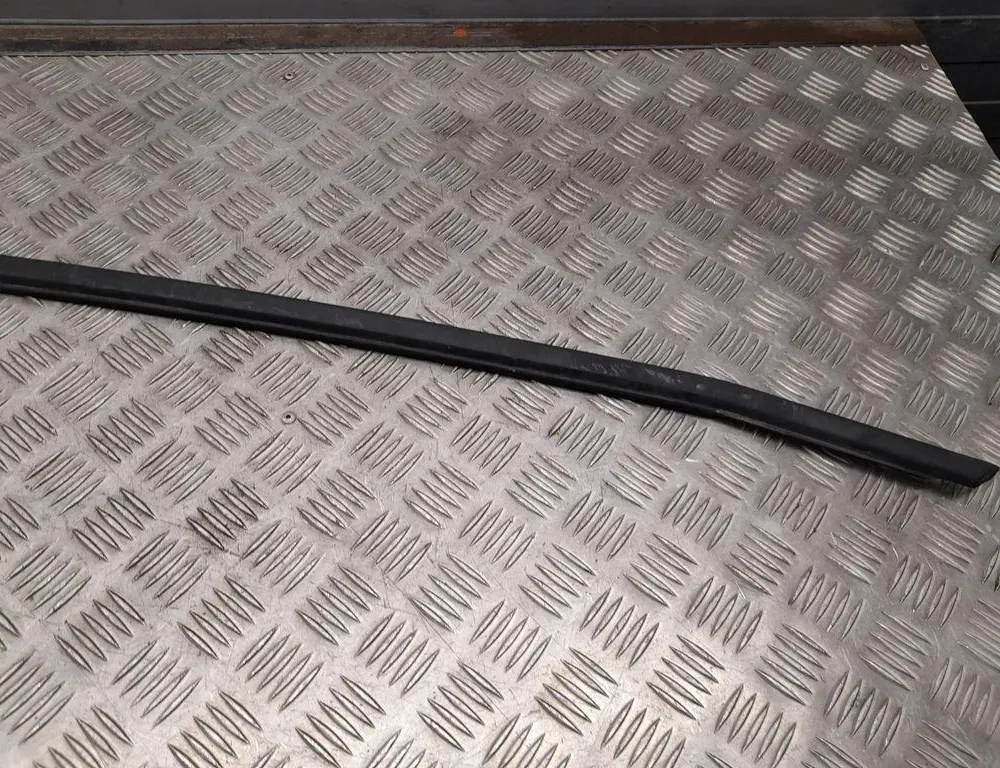 AUDI Q5 8R (2008-2017) Predný ľavý dverový okenný pásik 33429137