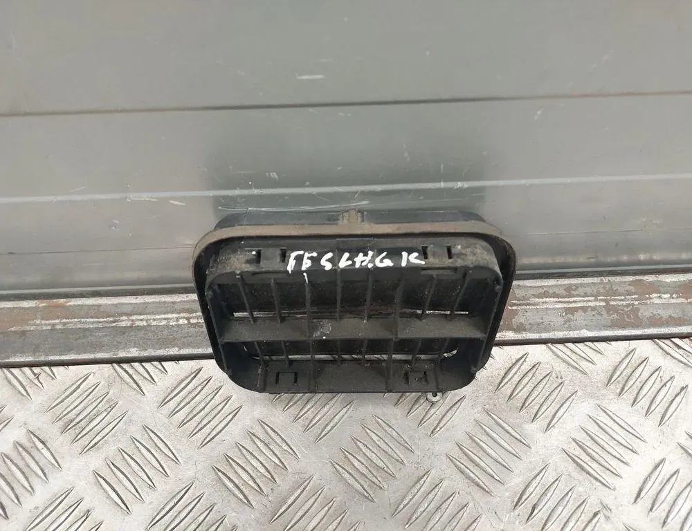 TESLA Model 3 1 generation (2017-2024) Karosárske ventilačné mriežky 2F2AB280B62AB 33431701