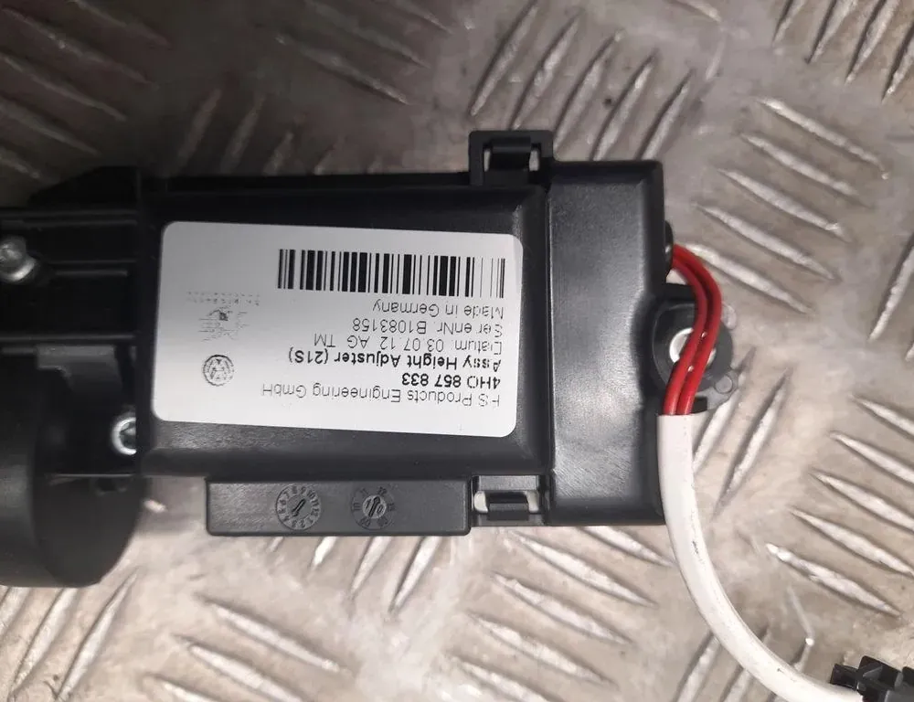 AUDI A8 D2/4D (1994-2002) Регулятор высоты ремня безопасности спереди слева 33433650