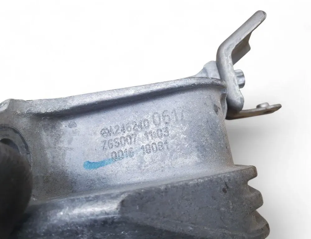 INFINITI Q30 1 generation (2016-2020) Front engine mount A2462400617 33464290