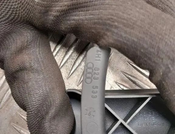 AUDI A8 D2/4D (1994-2002) Rukoväť na uvoľnenie kapoty 4H1823533 33486939