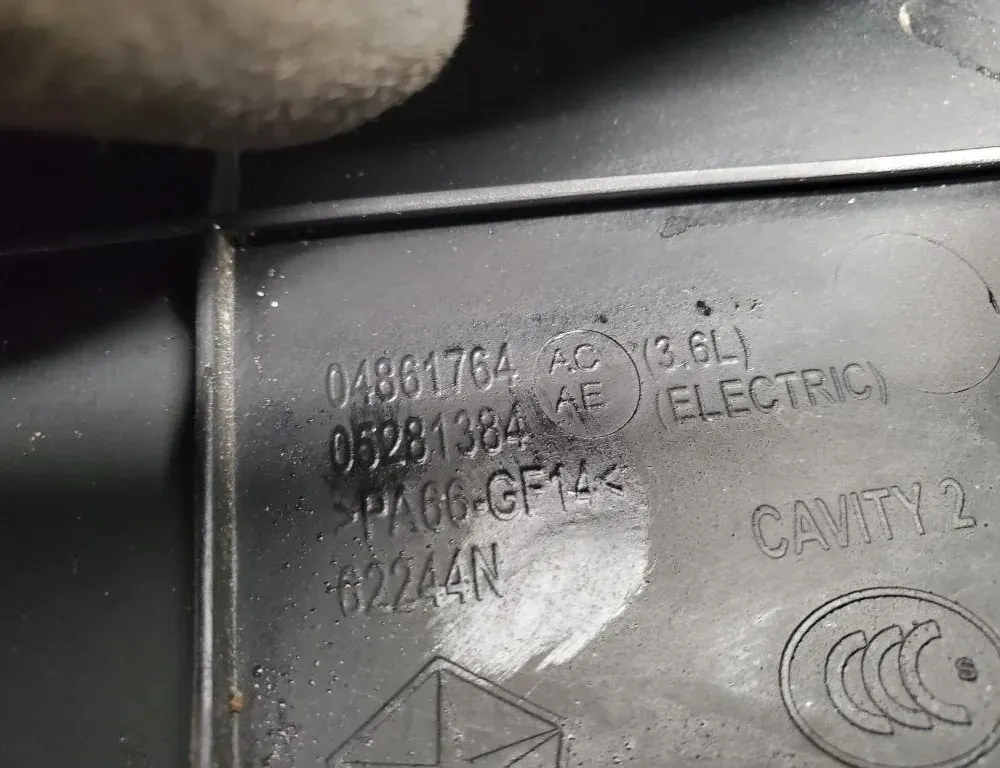 CHRYSLER Pacifica 2 generation (RU) (2016-2023) Engine Cover 04861764AC 33488044