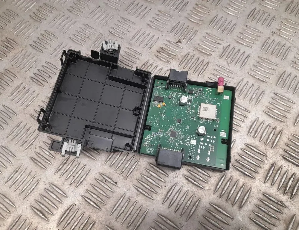 CHRYSLER Pacifica 2 generation (RU) (2016-2023) Zosilňovač antény na kufri P68217818AD 33488653