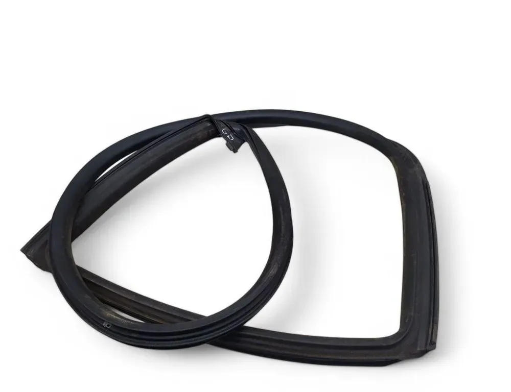 MASERATI Levante 1 generation (2016-2024) Уплотнительная резина задней двери (по кузову) 670032889 33489651