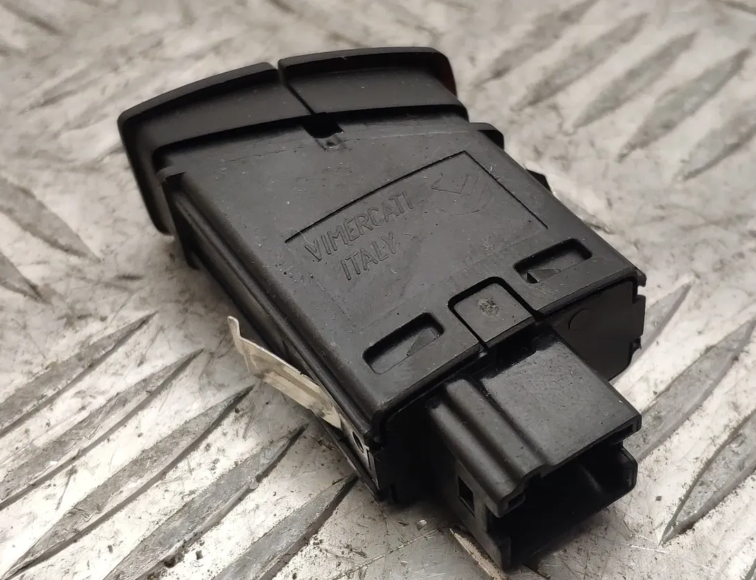 BMW 3 Series F30/F31 (2011-2020) кнопка опасности 61319231786,9231786 14422333