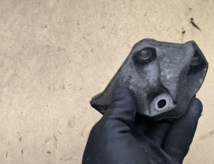 BMW 3 Series E90/E91/E92/E93 (2004-2013) Кронштейн топливного насоса 24168110,7804376 33117768