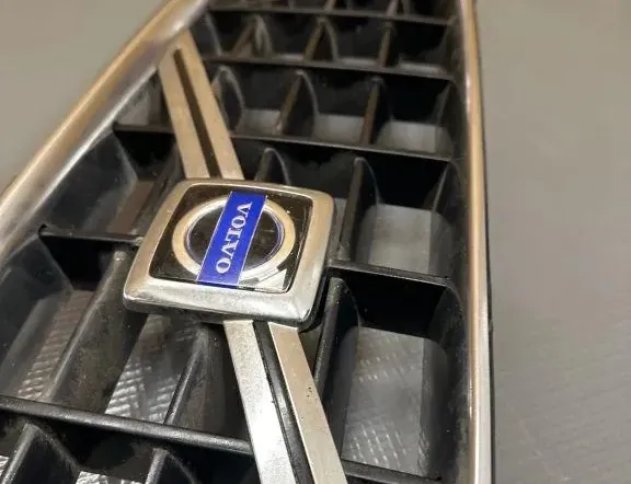 VOLVO XC90 1 generation (2002-2014) Predný horný mriežka 8620641 33144509