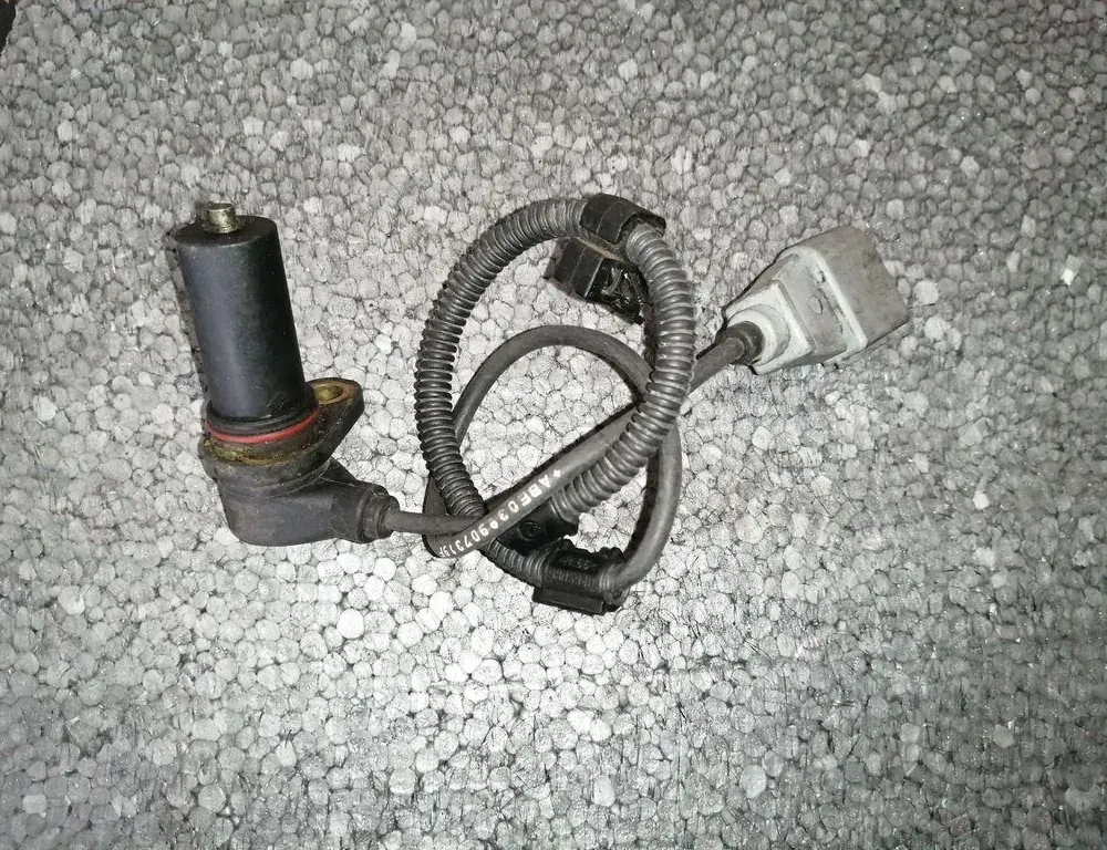 VOLKSWAGEN Golf 5 generation (2003-2009) Датчик положения коленчатого вала 038907319F 33856145