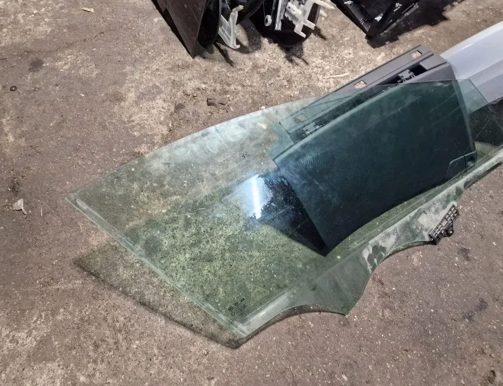 HYUNDAI i40 VF (1 generation) (2011-2020) Стекло передней правой двери 33867821