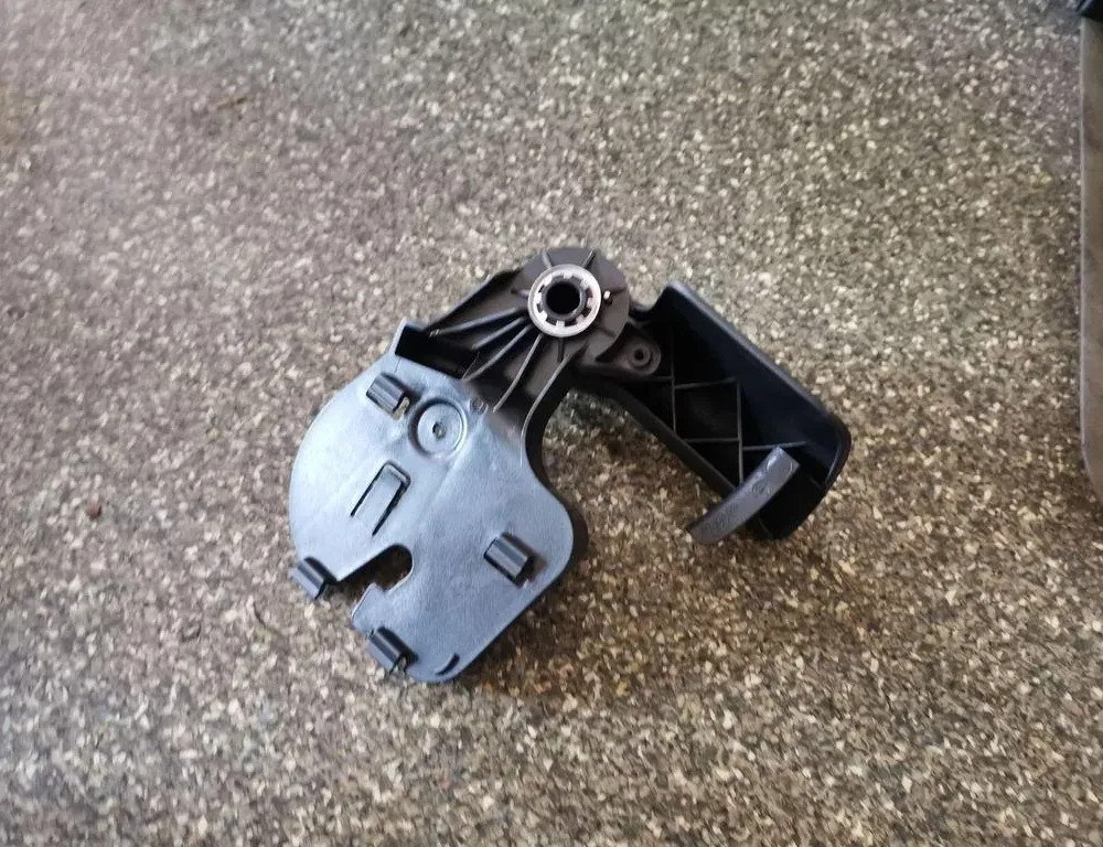 AUDI A6 C6/4F (2004-2011) Rukoväť na uvoľnenie kapoty 8T1823633 33872479