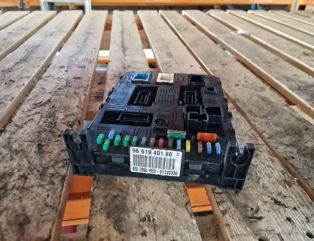 CITROËN C4 1 generation (2004-2011) Poistková skrinka 9661940180 33872641