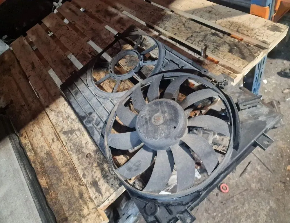 VOLKSWAGEN Caddy 3 generation (2004-2015) Motorový chladiaci ventilátor Radiátor 1K0121207 33876689