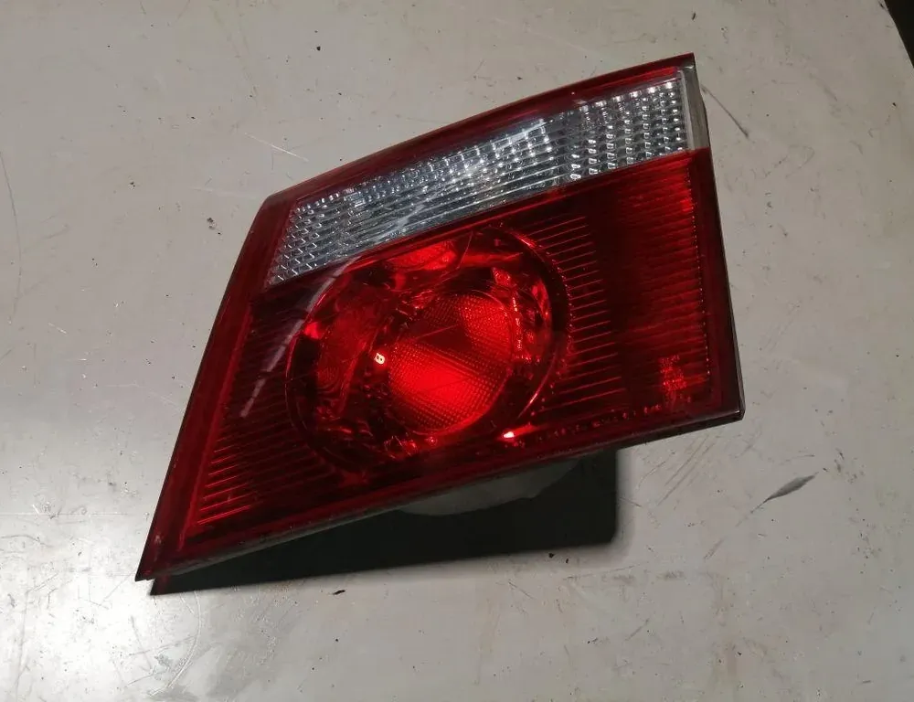 KIA Carens 2 generation (2002-2006) Фонарь крышки багажника правый 33886324