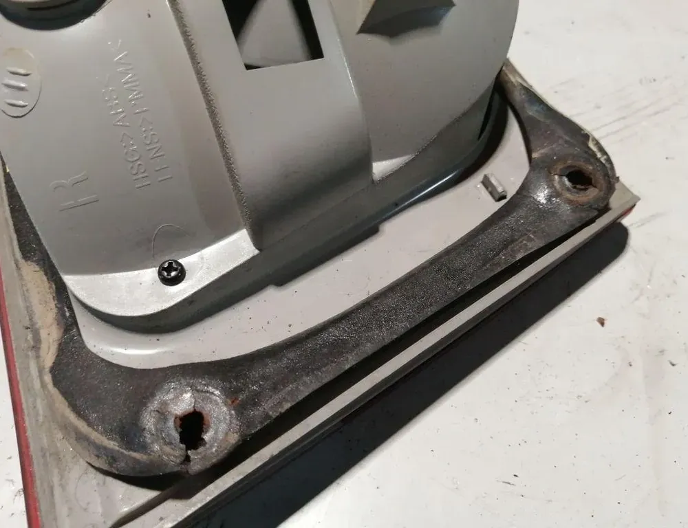 KIA Carens 2 generation (2002-2006) Фонарь крышки багажника правый 33886324