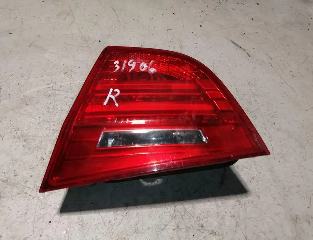 BMW 3 Series E90/E91/E92/E93 (2004-2013) Pravé zadné svetlo na kufri 4871734 33887512