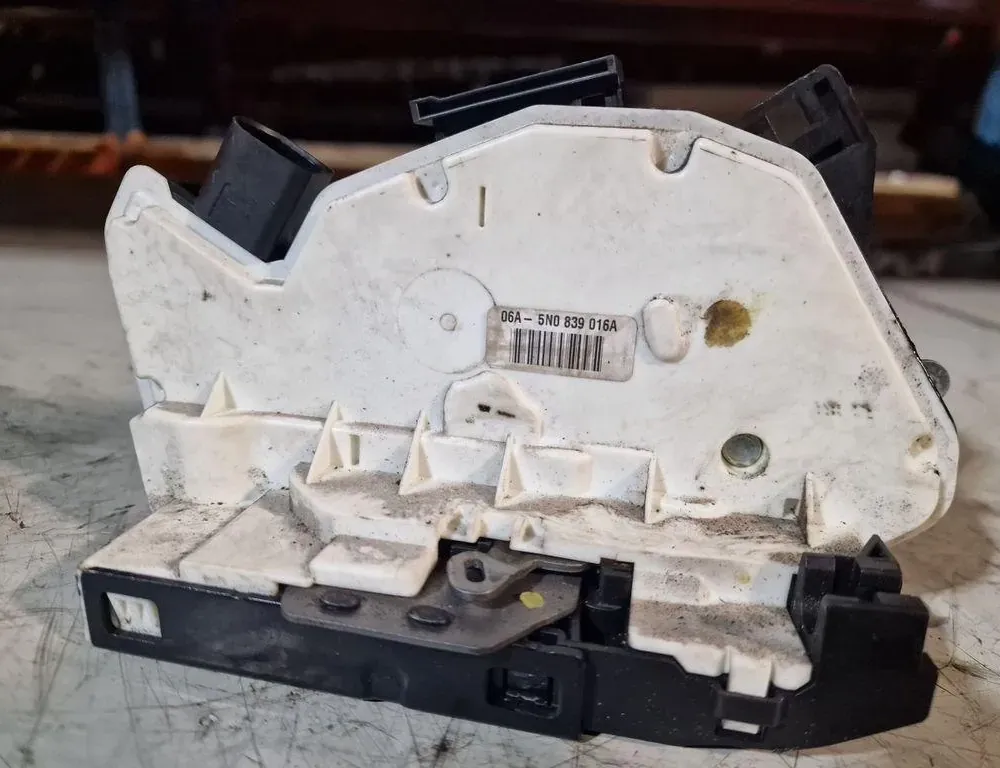 VOLKSWAGEN Passat B6 (2005-2010) Замок задней правой двери 5N0839016A 33972121