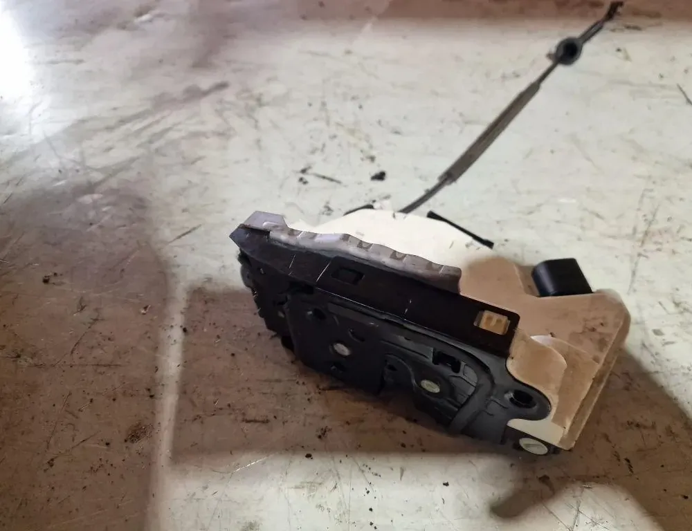 SKODA Superb 1 generation (2001-2008) Замок задней правой двери 5N0839015G 34019436