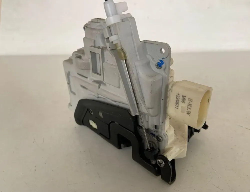 AUDI A6 C6/4F (2004-2011) Rear Left Door Lock 4G0839015 33827261