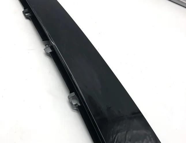 AUDI Pravé zadné dvere vertikálne lemy 8b3839902 33601368