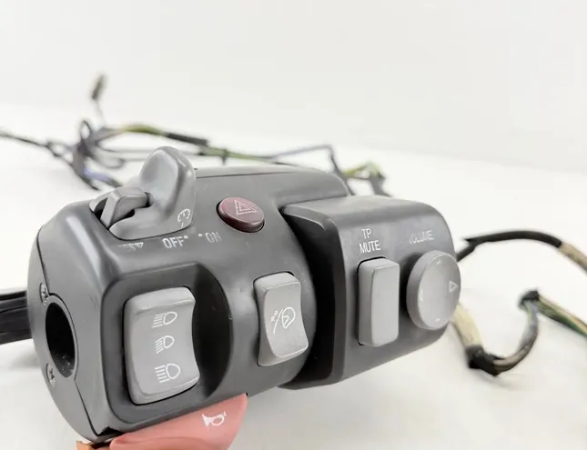 BMW K Левая боковая ручка 8200130001,2305719 33724327