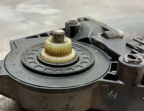 VOLKSWAGEN Passat B5 (1996-2005) Motor regulátora okna ľavých predných dverí 3B4837751BA,0130821695 31478289