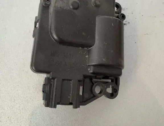 CHRYSLER 300C 1 generation (2005-2011) Ventily na ovládanie vnútorného kúrenia M8679001 34010153