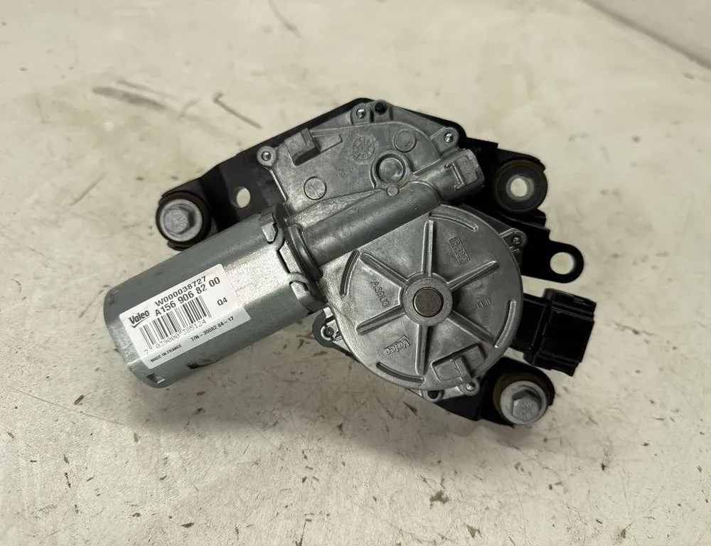 INFINITI Q30 1 generation (2016-2020) Motor stierača zadného okna A1569068200 33580493