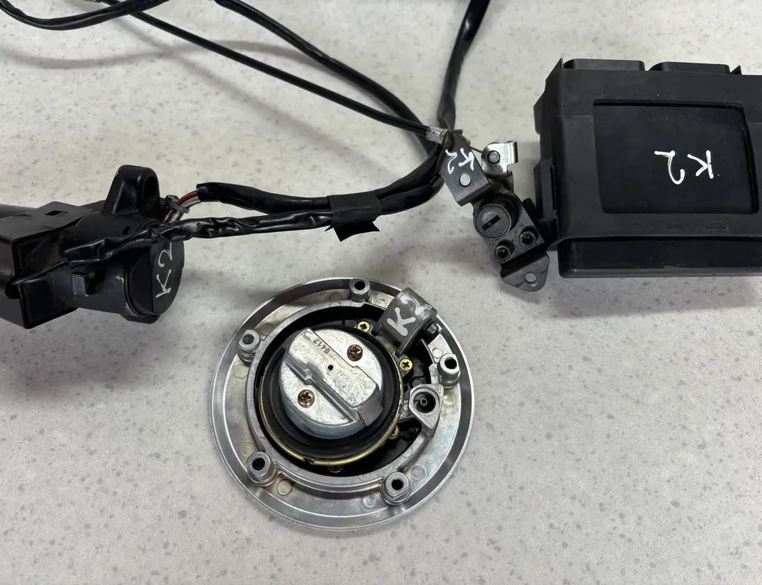 KAWASAKI Z Complete lock set tank cap ignition switch set 27263571