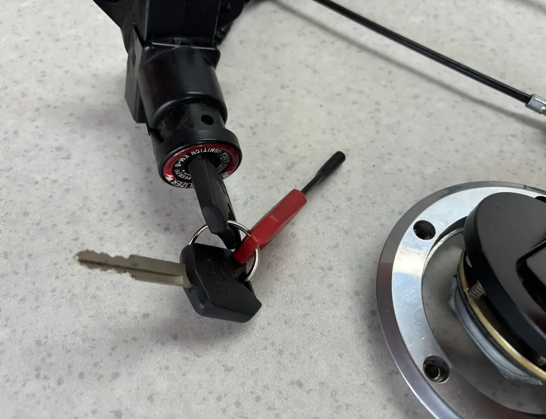 KAWASAKI Z Complete lock set tank cap ignition switch set 27263571