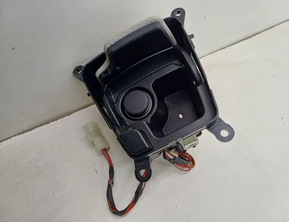 BMW M6 F06/F12/F13 (2012-2018) Пепельница 9197231 31143822