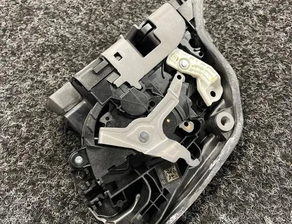 BMW 5 Series G30/G31 (2016-2023) Zámok ľavých zadných dverí 7477697 34055048