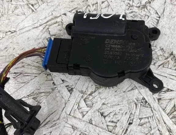 VOLKSWAGEN Golf 8 generation (2019-2023) Interior Heater Flap Motor Actuator 5Q0907511 33468186